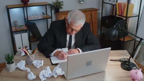 Müder-älterer-Geschäftsmann-Benutzt-Laptop,-Hat-Nervenzusammenbruch-Bei-Der-Arbeit,-Migräne,-Kopfschmerzen