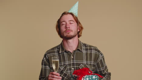 Glücklicher-Junger-Mann-Mit-Geburtstagsgeschenkbox,-Tanzen,-Feiern,-Champagner-Trinkglas-Auf-Disco-Party