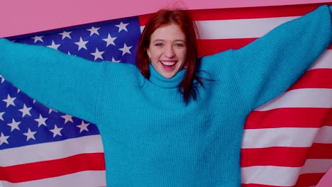 Alegre-Adolescente-Ondeando-Y-Envolviendo-La-Bandera-Estadounidense-De-EE.UU.,-Celebrando,-Derechos-Humanos-Y-Libertades