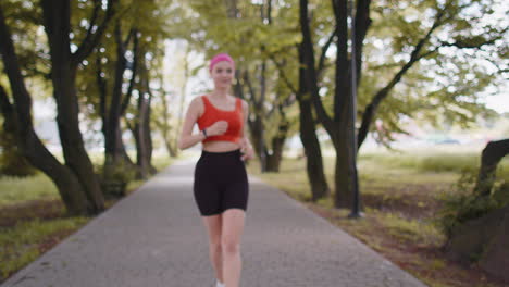 Sportliche-Läuferin-Schaut-Auf-Smart-Watch-Uhr-Gerät-Fitness-Armband-Und-überprüft-Zeit,-Herzfrequenz
