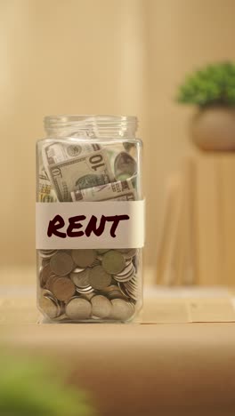 VERTICAL-VIDEO-OF-PERSON-SAVING-MONEY-FOR-RENT