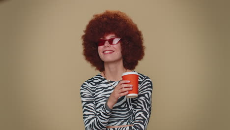 Positive-Hübsche-Frau-Trinkt-Kaffee-Aus-Der-Tasse,-Genießt-Heißes-Getränk-Im-Pappbecher,-Hält-Espresso