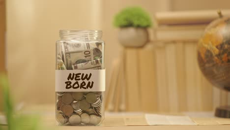 Person,-Die-Geld-Für-Ein-Neugeborenes-Spart