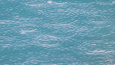 Abstrakter-Hintergrund,-Regentropfen-Auf-Dem-Wasser.