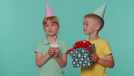 Glückliche-Kinder,-Junge,-Mädchen,-Geschwister,-Freunde,-Die-Geburtstag-Feiern,-Kerze-Auf-Kuchen-Blasen-Und-Sich-Etwas-Wünschen