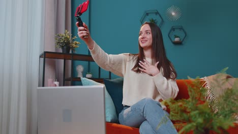 Chica-Blogger-Influencer-Tomándose-Selfie-En-Un-Teléfono-Inteligente,-Haciendo-Videos-Virtuales-De-Redes-Sociales-En-Línea-En-Casa