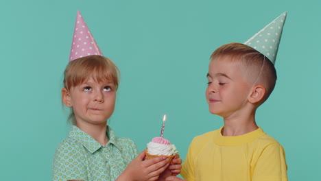 Glückliche-Kinder,-Junge,-Mädchen,-Geschwister,-Freunde,-Die-Geburtstag-Feiern,-Kerze-Auf-Kuchen-Blasen-Und-Sich-Etwas-Wünschen