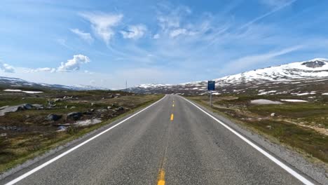 Conduciendo-Un-Coche-Por-Una-Carretera-De-Noruega-Al-Amanecer.-Conducción-Desde-El-Punto-De-Vista