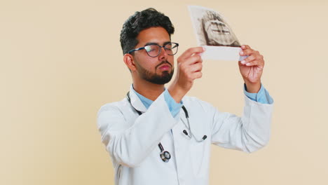 Indischer-Junger-Arzt-Kieferorthopäde-Mann-Untersucht-Ein-Panorama-Röntgenbild-Der-Kiefer-Zähne-Stomatologie