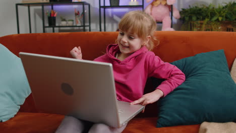 Kleines-Mädchen-Führt-Laptop-Video-Webcam-Konferenzgespräch-Mit-Freunden-Oder-Der-Familie-Und-Genießt-Gespräche