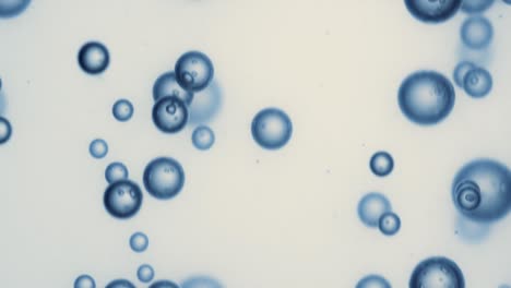 Viele-Wasserblasen-Im-Blauen-Wasser-Aus-Nächster-Nähe,-Abstrakte-Wasserwelle-Mit-Blasen-In-Zeitlupe.
