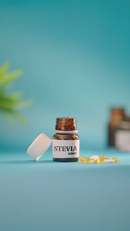 Vertikales-Video-Einer-Hand,-Die-Stevia-Tabletten-Aus-Einer-Medikamentenflasche-Entnimmt