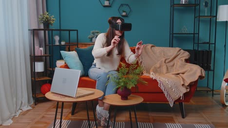 Junge-Mädchen-Verwenden-Zu-Hause-Eine-Virtual-Reality-Headset-Brille,-Spielen-Ein-3D-Videospiel-Und-Machen-Gesten-Mit-Den-Händen