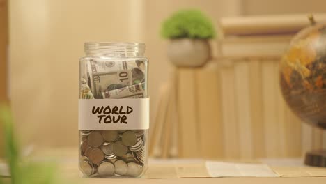 Persona-Ahorrando-Dinero-Para-Gira-Mundial