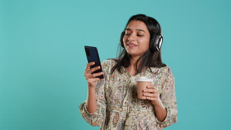 Joyous-woman-listening-music,-singing-lyrics-from-phone-screen