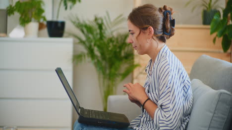 Frau-In-Einer-Videokonferenz-Mit-Ihrem-Laptop