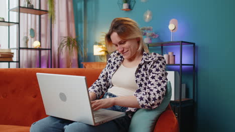 Nachdenkliche-Junge-Frau-Freelancer-Hatte-Eine-Idee-Und-Tippte-Auf-Laptop-Netbook-Feiert-Sieg