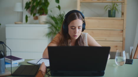 Junge-Start-up-geschäftsfrau-Videokonferenz-Laptop