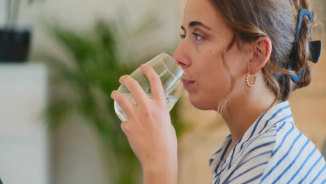 Frau-Trinkt-Wasser-Aus-Glas