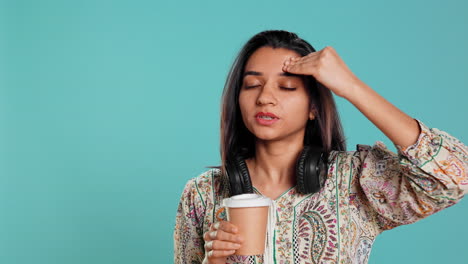 Schläfrige-Frau-Gähnt,-Trinkt-Kaffee,-Um-Energie-Zu-Gewinnen-Und-Kopfschmerzen-Loszuwerden