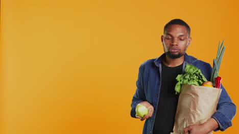 Afroamerikaner,-Veganer,-Der-In-Einen-Reifen,-Natürlichen-Grünen-Apfel-Beißt