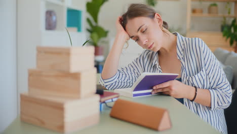 Estudiante-Triste,-Cansado-Y-Con-Exceso-De-Trabajo-Aprendiendo-En-Casa