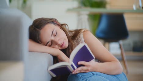 Langweilige-Und-Müde-Studentin-Beim-Lesen