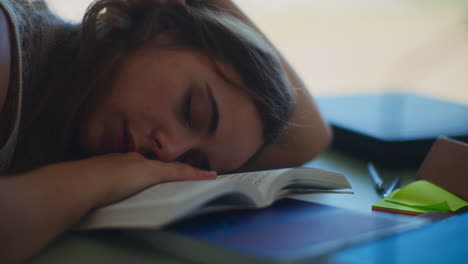 Müde-Studentin-Schläft-Auf-Bücher