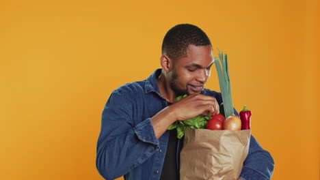Hombre-Vegano-Admirando-Frutas-Y-Verduras-Recién-Cosechadas