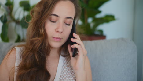 Mujer-Contestando-Llamada-Telefónica