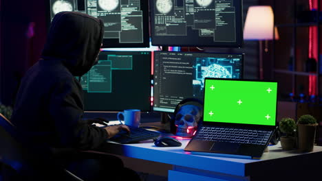 Hacker-Verwenden-Laptop-Mit-Greenscreen-In-Unterirdischem-Versteck-Zum-Schreiben-Von-Codezeilen