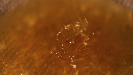 Nahaufnahme-Eines-Goldenen-Honigkegels