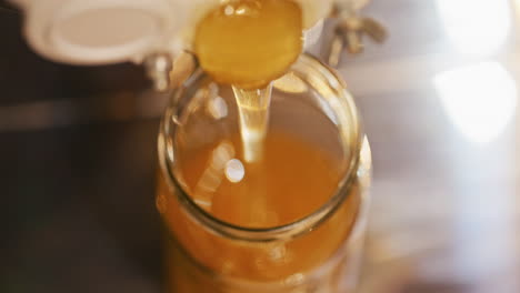Frischer-Süßer,-Goldener,-Duftender-Honig-In-Ein-Glas-Gießen