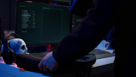 Cibercriminal-Sacando-Una-Computadora-Portátil-De-Su-Bolso-Y-Comenzando-A-Trabajar-En-Un-Script-De-Malware