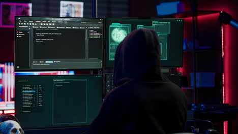 Erfahrener-Hacker-Schreibt-Codezeilen-Auf-Dem-Computer-Aus-Einem-Unterirdischen-Bunker