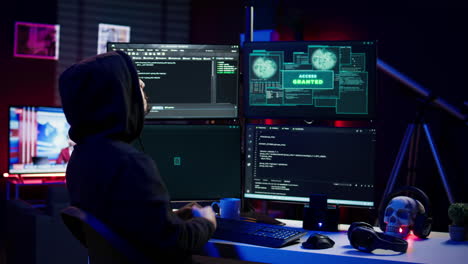 Hacker-Feliz-Después-De-Sabotear-Con-éxito-Su-Computadora-Usando-Ransomware