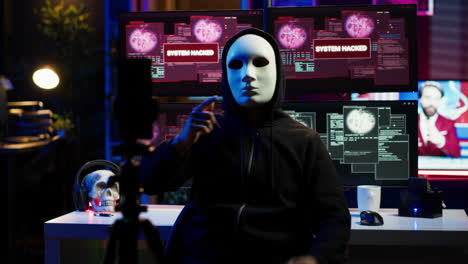 Hacker-Haciendo-Activismo-En-Línea,-Usando-Máscaras-Anónimas-Y-Filmando-Videos