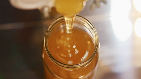 Nahaufnahme-Einer-Glasfüllung-Mit-Gesundem-Honig