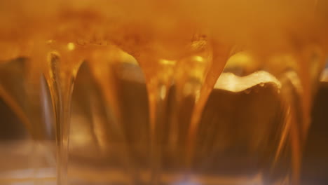 Dicker-Goldener-Natürlicher-Und-ökologischer-Honig