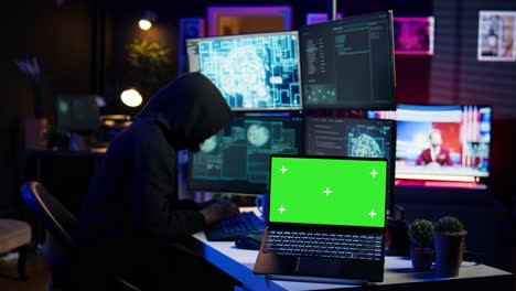 Hacker-Nutzen-Laptop-Mit-Greenscreen,-Um-Malware-Auf-Ungesicherten-Geräten-Zu-Verbreiten