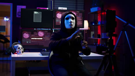 Mitglied-Einer-Hackergruppe-Mit-Anonymer-Maske-Filmt-Video,-In-Dem-Die-Regierung-Bedroht-Wird