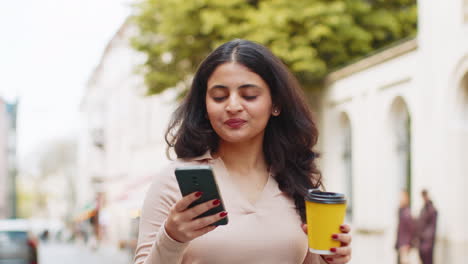 Frau-Nutzt-Smartphone-SMS-Nachrichten-Aus-Sozialen-Medien-Und-Genießt-Morgens-Einen-Heißen-Kaffee-Auf-Der-Stadtstraße