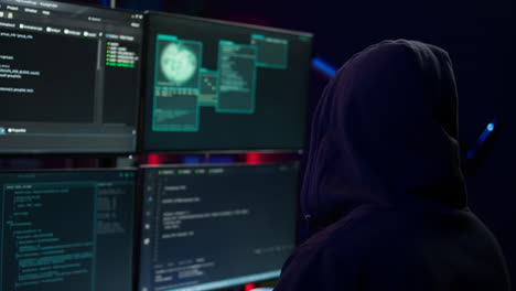 Nahaufnahme-Eines-Hackers,-Der-Code-In-Einer-Wohnung-Auf-PC-Monitoren-Ausführt
