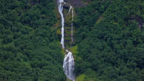 Wunderschöne-Natur-Norwegens.-Ein-Bergwasserfall-Von-Einem-Gletscher-Hoch-In-Den-Bergen-Norwegens.