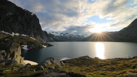 Puesta-De-Sol-Con-El-Telón-De-Fondo-De-Las-Montañas-Noruegas.-Hermosa-Naturaleza-Paisaje-Natural-De-Noruega.