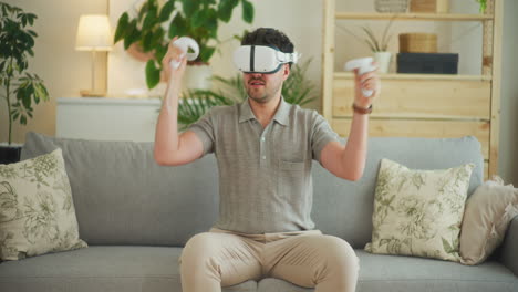 Mann-Spielt-Spiele-Mit-VR-Brille