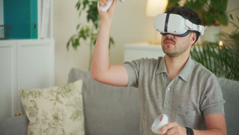 Glücklicher-Mann-Spielt-Spiele-Mit-KI-Und-VR