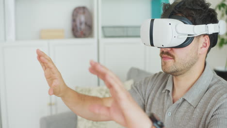 Männer-Erleben-Die-Möglichkeiten-Von-VR-Und-KI