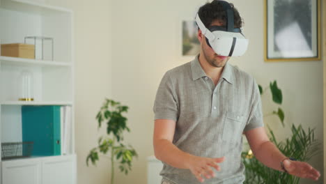 Man-Watches-Object-in-VR