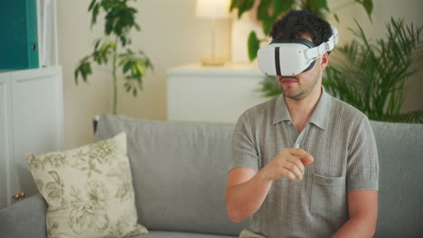 Man-Browsing-Internet-in-VR